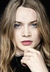 영화배우인 루나 베들러의 대표 이미지