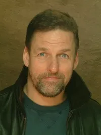 영화배우인 데이비드 커크 트레일러의 대표 이미지