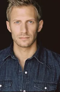 영화배우인 태너 토마슨의 대표 이미지