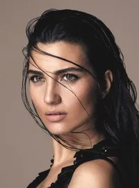 영화배우인 투바 뷔위퀴스튄의 대표 이미지