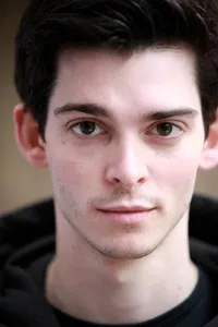 영화배우인 조슈아 디킨슨의 대표 이미지