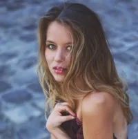 영화배우인 로르 로셰의 대표 이미지