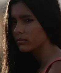 영화배우인 아델리 베니테스의 대표 이미지