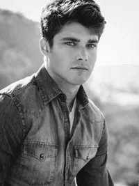 영화배우인 더그 노블의 대표 이미지