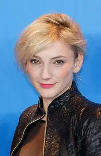 영화배우인 알렉산드라 보르벨리의 대표 이미지