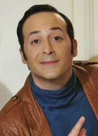 영화배우인 톨가 체빅의 대표 이미지