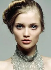 영화배우인 알리나 라니나의 대표 이미지