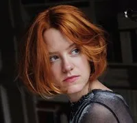 영화배우인 율리아 창어의 대표 이미지