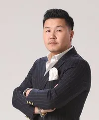 배우인 B.바야바트의 대표 이미지