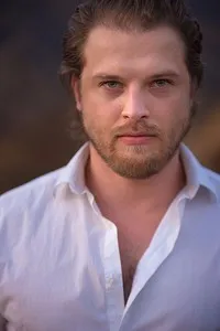 영화배우인 아론 마치아닉의 대표 이미지