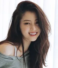 탤런트인 한소희의 대표 이미지