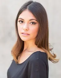 영화배우인 블루 헌트의 대표 이미지