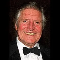 배우인 데니스 퀼리의 대표 이미지