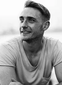 영화배우인 라스 베르그의 대표 이미지