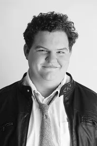 영화배우인 케일럽 에머리의 대표 이미지