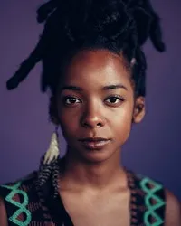 영화배우인 카라 영의 대표 이미지