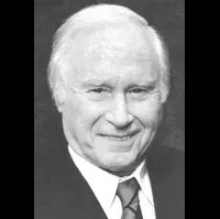 배우인 조지 코우의 대표 이미지