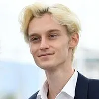 가수, 영화배우인 루카 키코바니의 대표 이미지