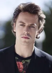 영화배우인 메틴 악뒬게르의 대표 이미지