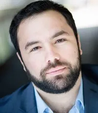 영화배우인 니콜라오스 브라힘라리의 대표 이미지