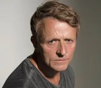 영화배우인 제레미 셰들로우의 대표 이미지