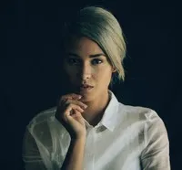영화배우인 모리아 피터스의 대표 이미지