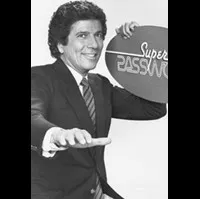 배우인 버트 콘비의 대표 이미지