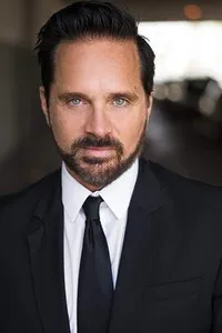 영화배우인 마이클 바카로의 대표 이미지