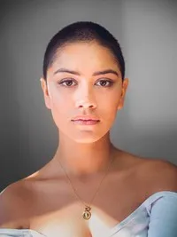 영화배우인 루시앤 부캐넌의 대표 이미지