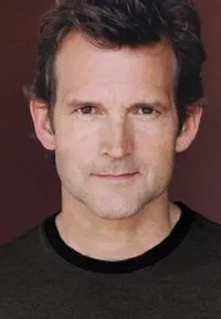 배우인 드와이어 브라운의 대표 이미지