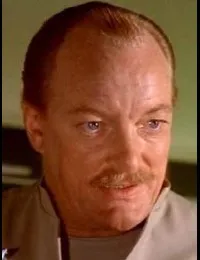 배우인 제레미 켐프의 대표 이미지