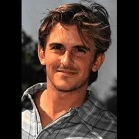 배우인 찰리 스클라터의 대표 이미지