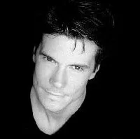 배우인 카메론 밴크로프트의 대표 이미지