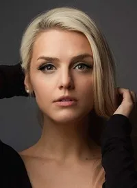 모델인 에밀리 스위트의 대표 이미지