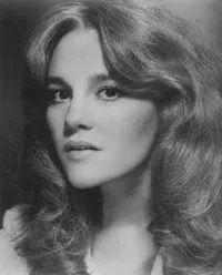 배우인 매이들린 칸의 대표 이미지