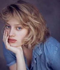 영화배우인 나디아 테레시키에비츠의 대표 이미지