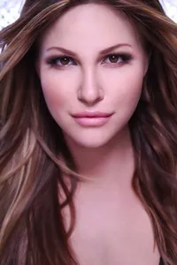 영화배우인 힐러리 로우의 대표 이미지