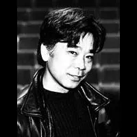 배우인 데니스 아키야마의 대표 이미지