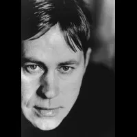 배우인 위그 케스테의 대표 이미지