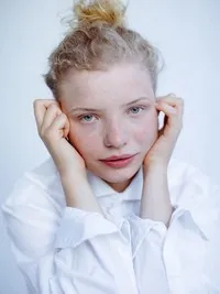 영화배우인 루이자-셀린 가프론의 대표 이미지