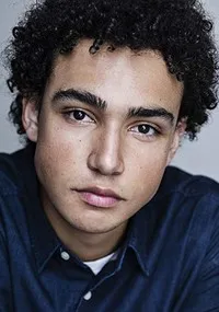 영화배우인 아치 마데크위의 대표 이미지