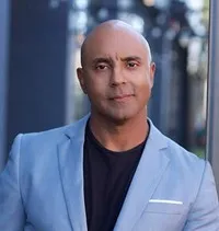 영화배우인 케빈 브루어튼의 대표 이미지