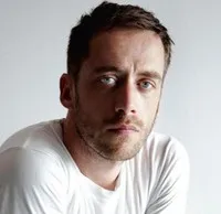 배우인 엘코 스미츠의 대표 이미지