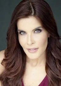 영화배우인 아드리아나 카타뇨의 대표 이미지