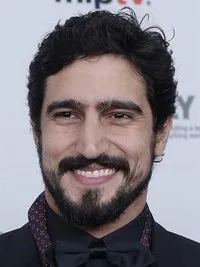 배우인 헤나투 고이스의 대표 이미지