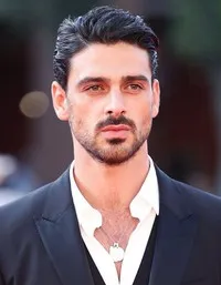 영화배우인 미켈레 모로네의 대표 이미지