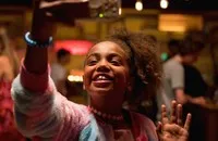 배우인 베벨 티시아니 발로지의 대표 이미지