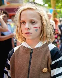 배우인 모 바커의 대표 이미지