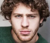 영화배우인 아람 아라켈리안의 대표 이미지