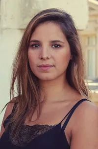 영화배우인 마니카 오시르의 대표 이미지